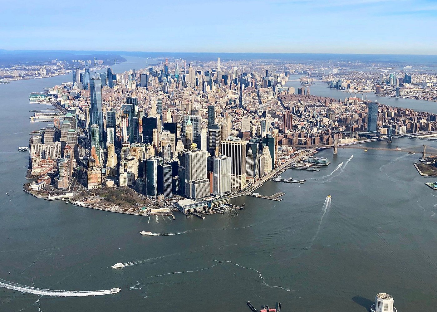 Luftaufnahme von Manhattan mit Lower Manhattan, Hudson River und East River bei einem Helikopterflug über New York