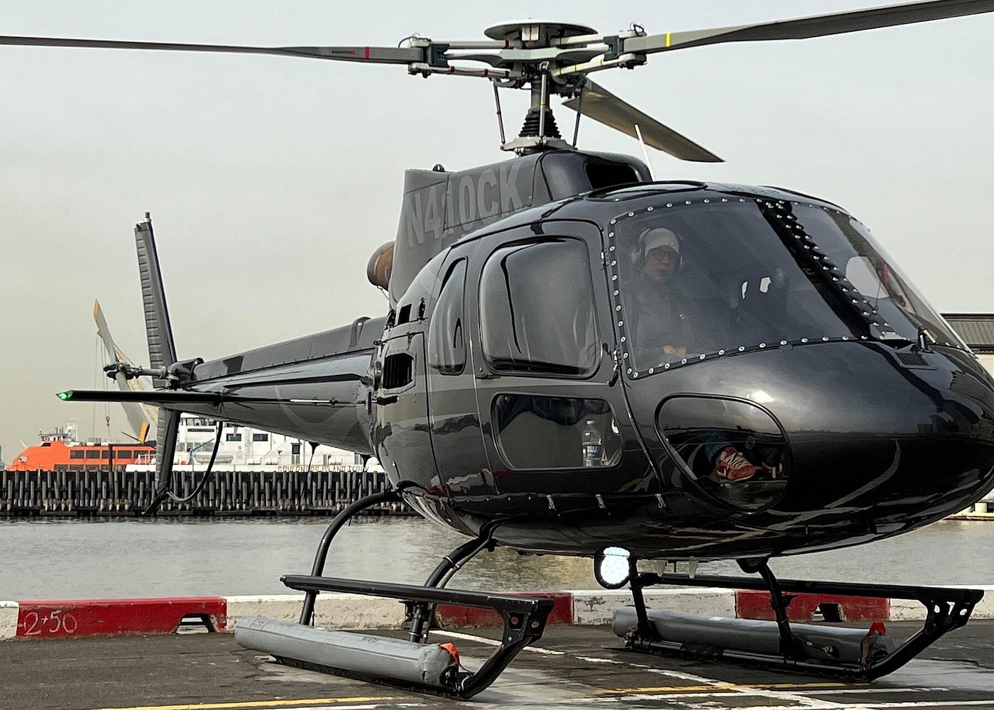 Schwarzer Helikopter am Startplatz vor einem Rundflug über New York