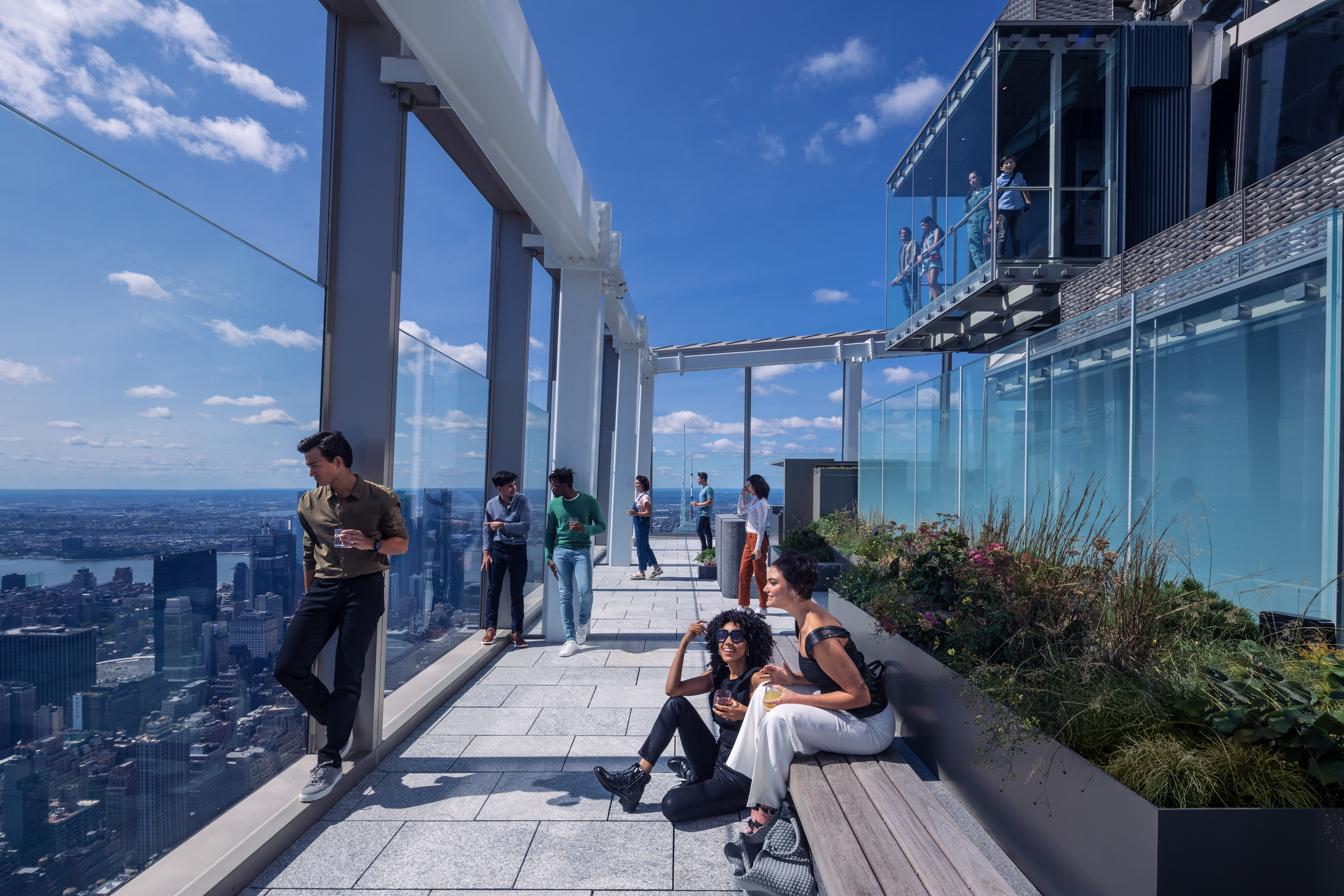 Außenterrasse des SUMMIT One Vanderbilt mit Besuchern und Panoramablick über New York