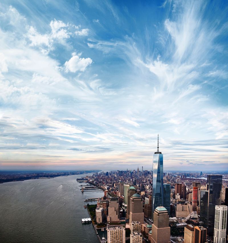 Blick auf Manhattan und das One World Trade Center in New York aus der Vogelperspektive