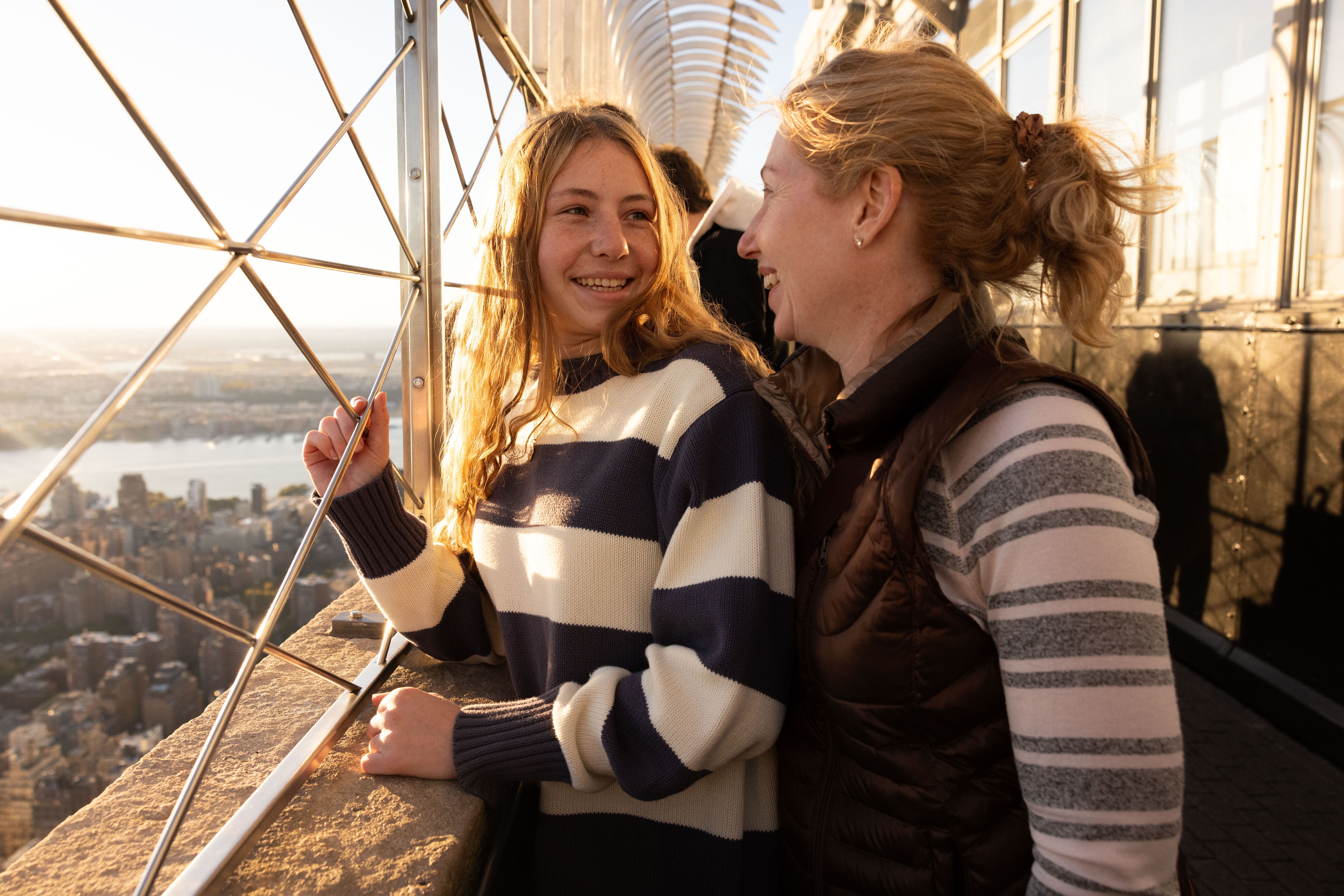 Mutter und Tochter genießen gemeinsam die Aussicht über New York vom Empire State Building