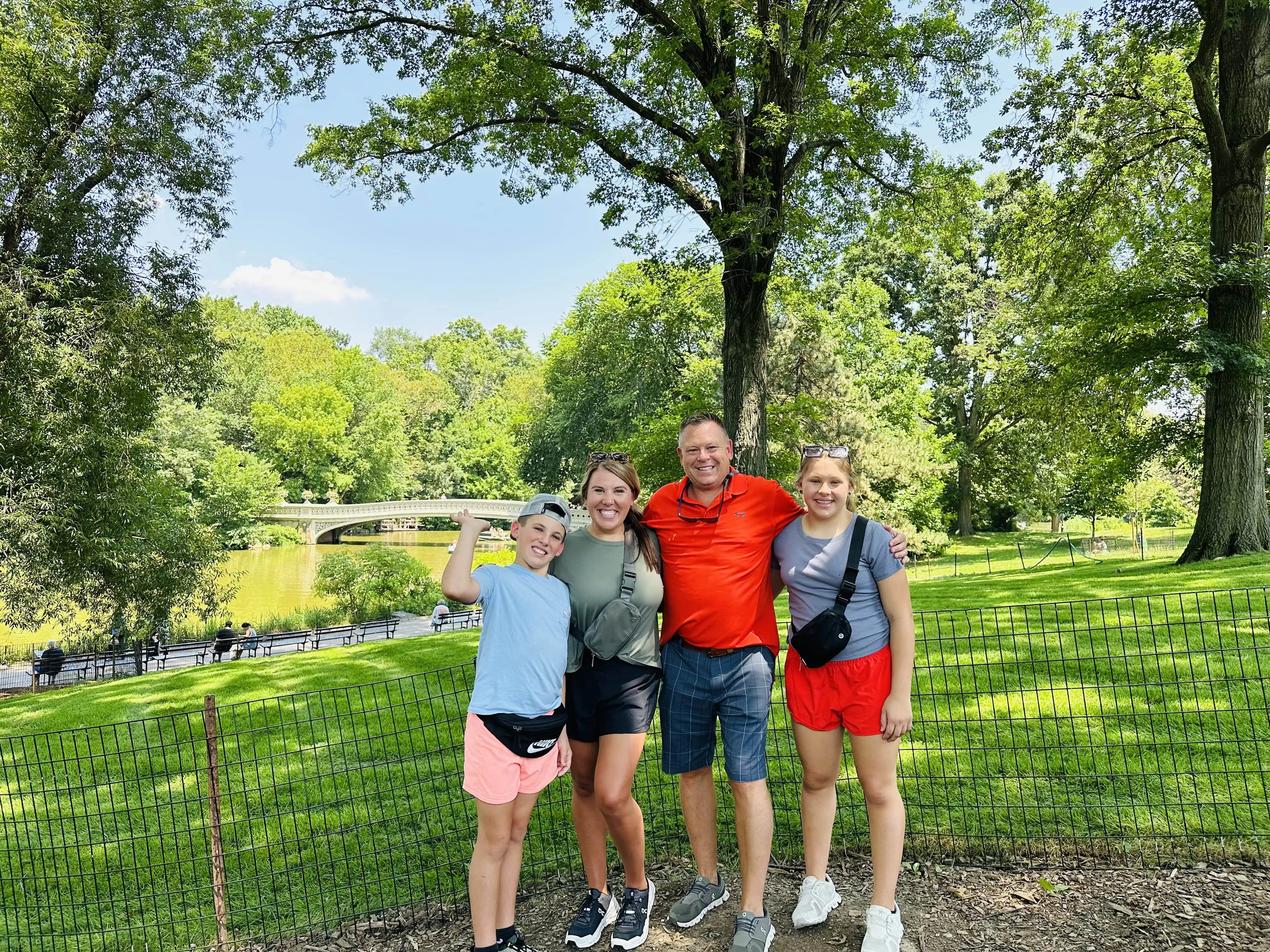 Familie mit zwei Kindern vor der Bow Bridge im Central Park, New York