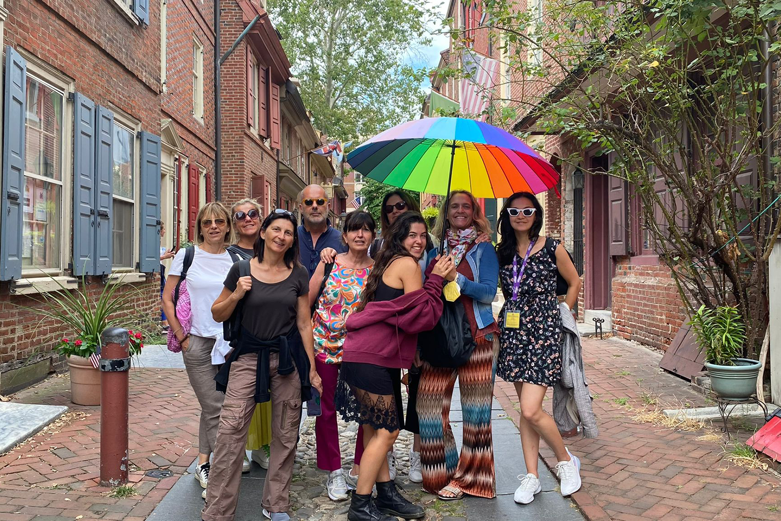 Besuchergruppe in der historischen Elfreth’s Alley in der Altstadt von Philadelphia