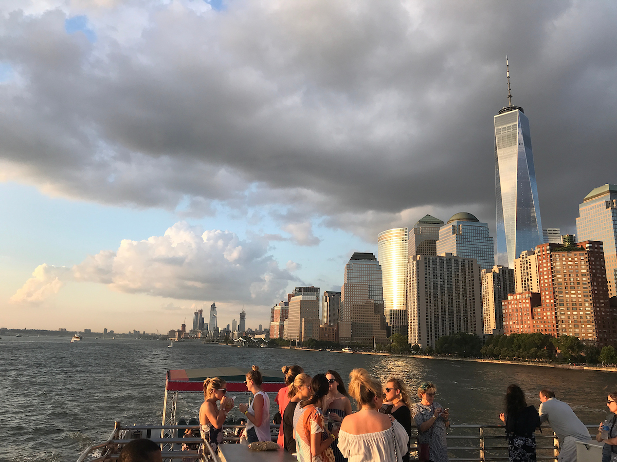 Bootstour bei Sonnenuntergang mit Blick auf das One World Trade Center