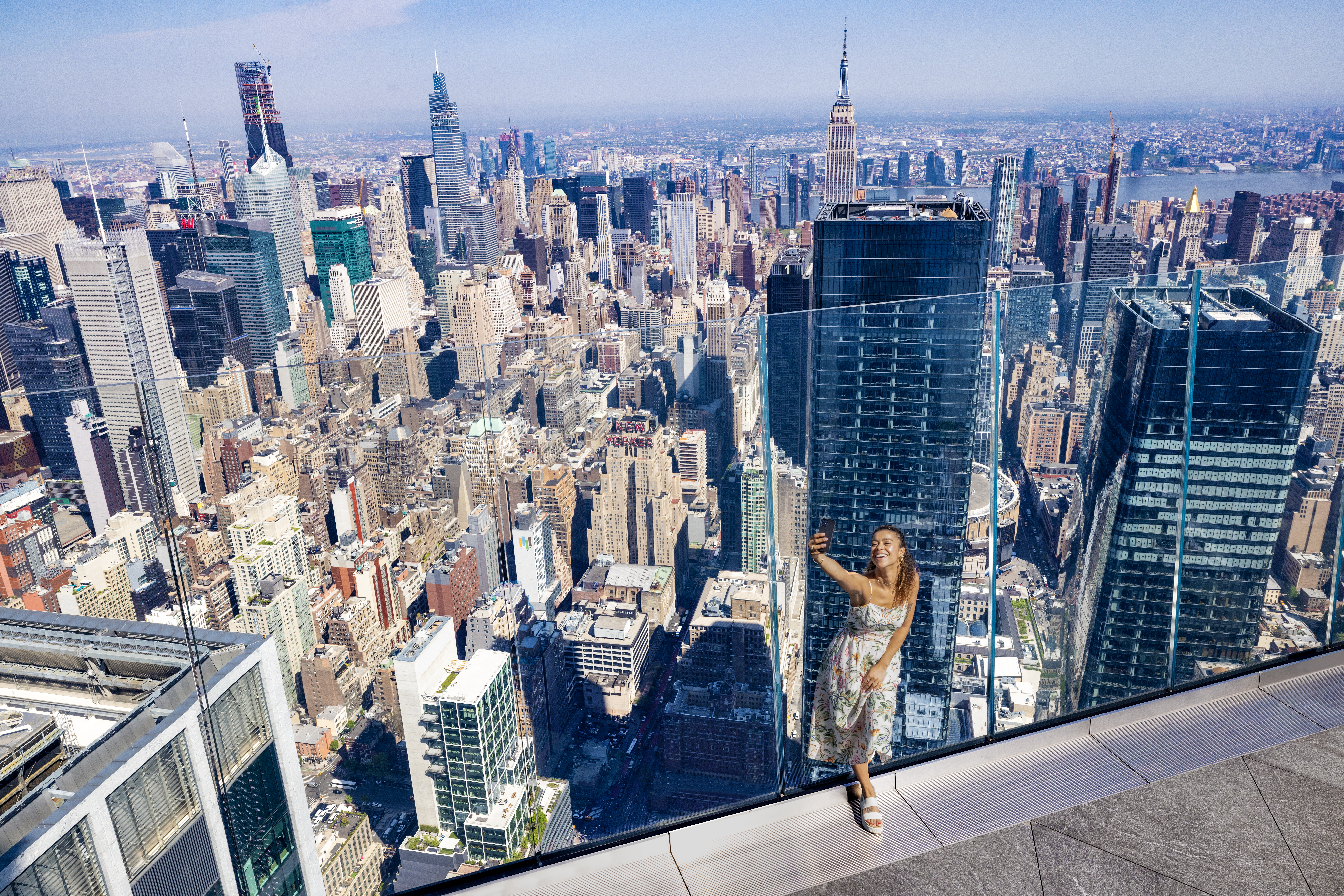 Besucherin macht ein Selfie auf der Edge Aussichtsplattform mit Blick auf das Empire State Building und Manhattan