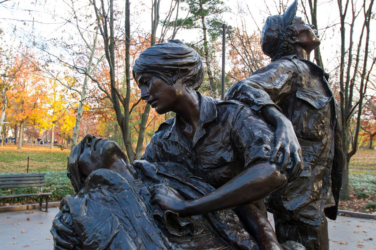 Vietnam Women’s Memorial in Washington D.C. mit Bronzestatuen