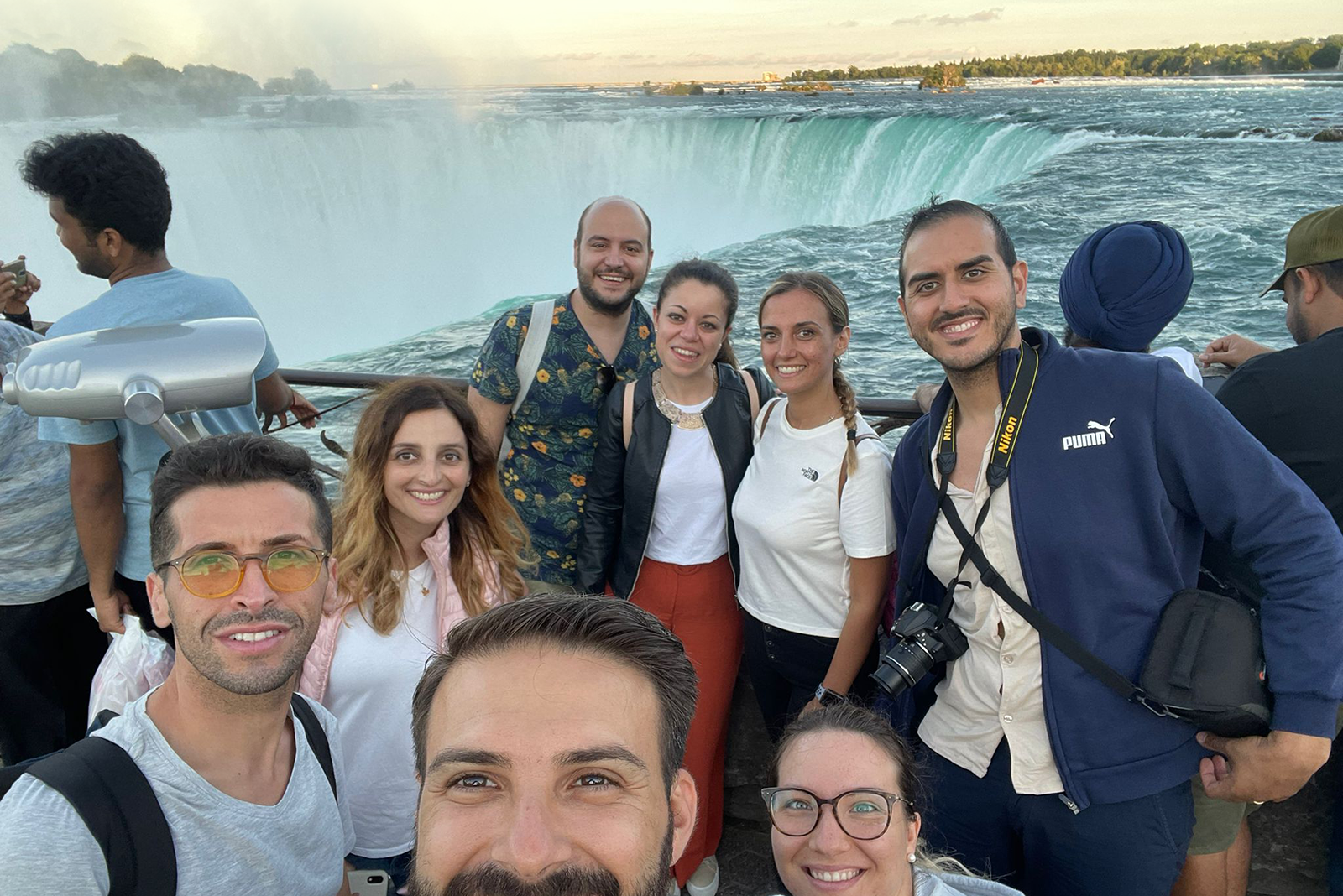 Reisegruppe am Aussichtspunkt direkt vor den Horseshoe Falls der Niagarafälle