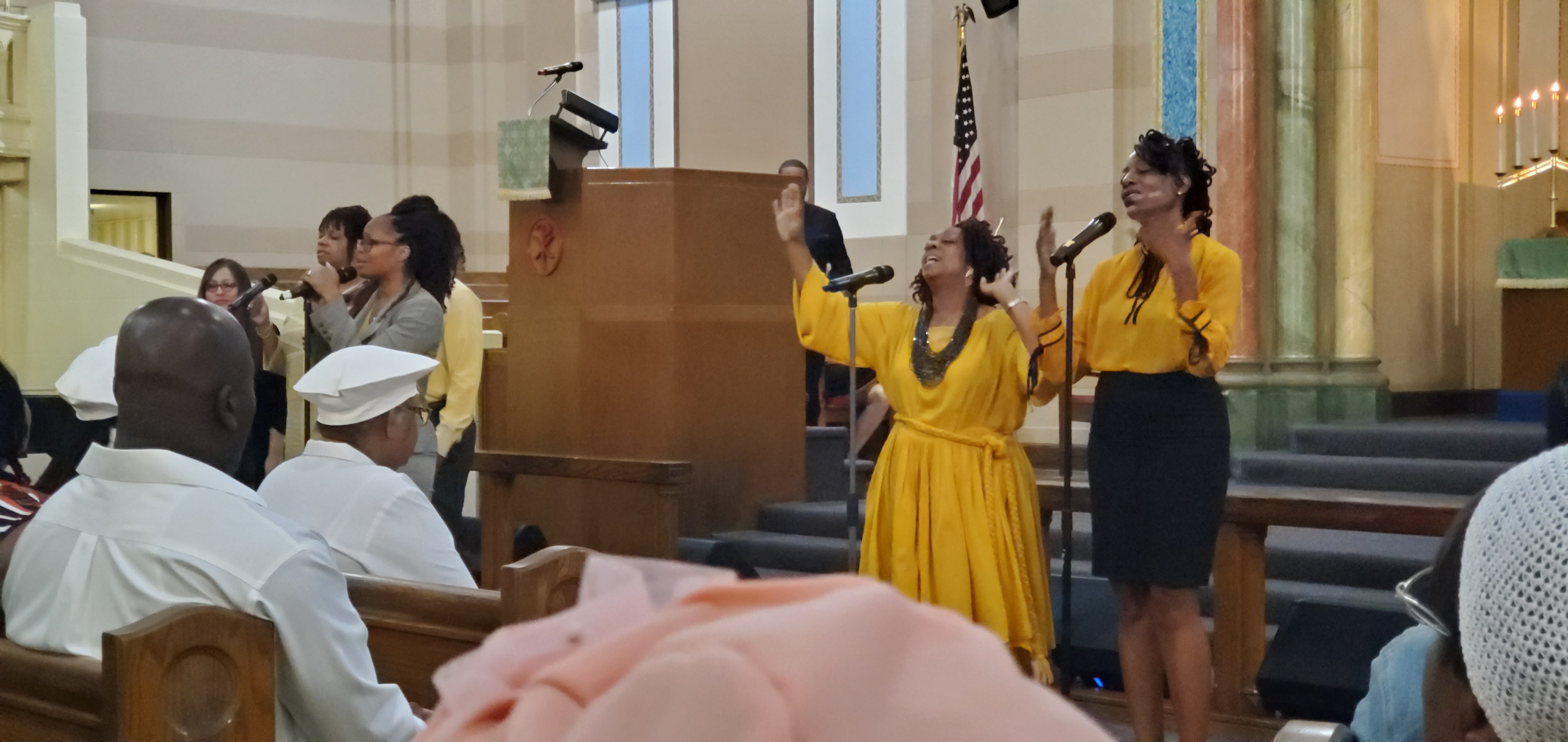 Gospel-Sängerin singt während eines Gottesdienstes in einer Kirche in Harlem