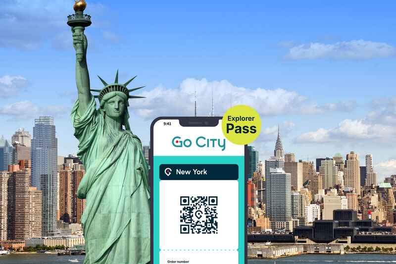 Go City New York Explorer Pass als digitaler QR-Code auf dem Smartphone vor der Freiheitsstatue und der Skyline von Manhattan.
