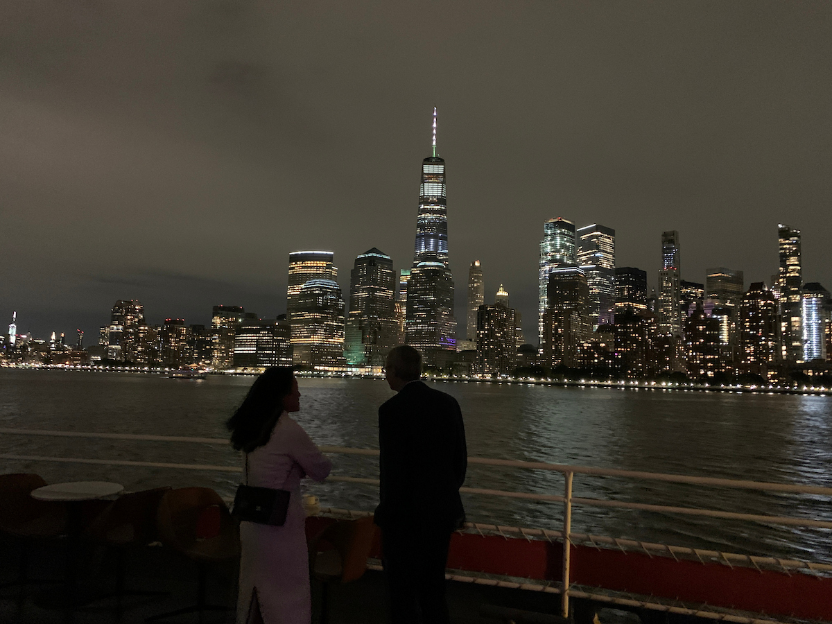 Paar auf einer Nachtcruise mit Blick auf das One World Trade Center