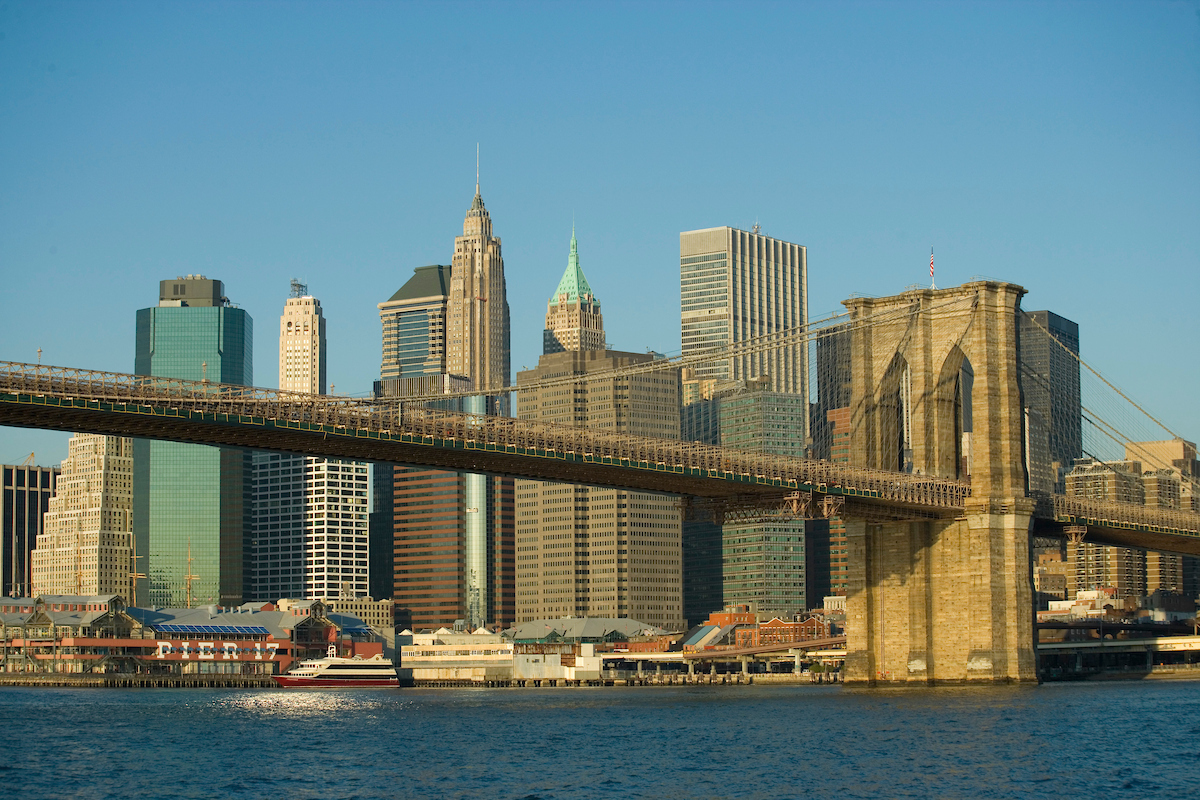 Brooklyn Bridge vor der Skyline von Lower Manhattan im Abendlicht