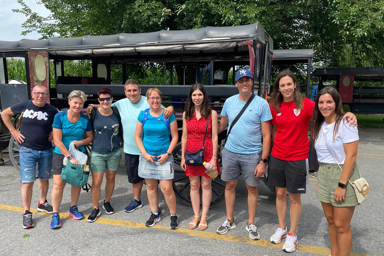 Reisegruppe vor einer traditionellen Amish-Kutsche bei einer Tour durch das Amish Country nahe Philadelphia