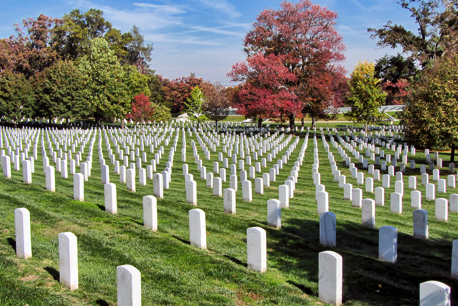 Weiße Grabsteine auf dem Arlington National Cemetery bei Washington D.C.