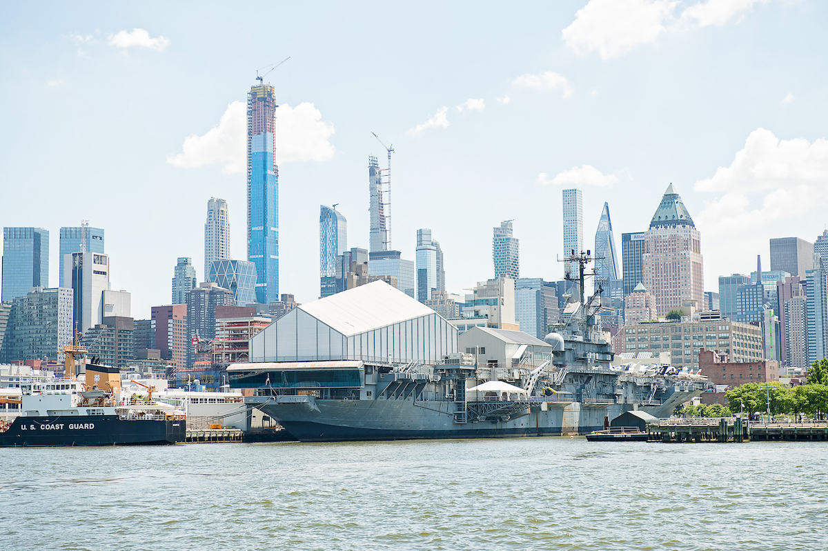 Intrepid Sea Air Space Museum vor der Skyline von Midtown Manhattan