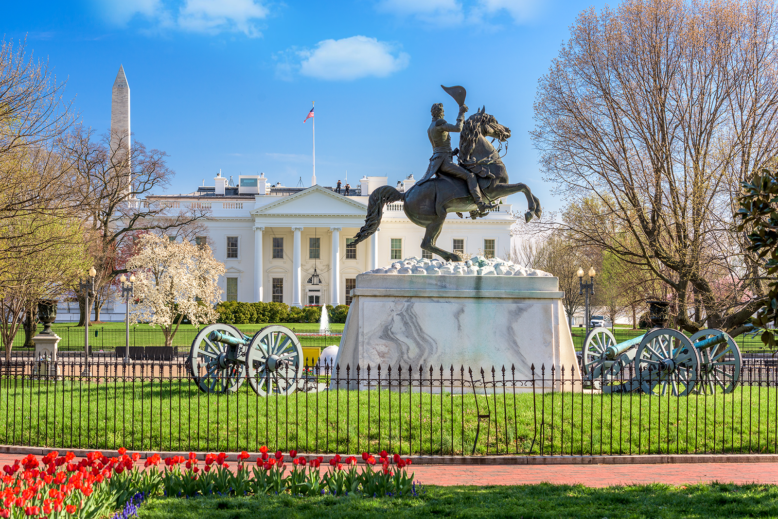 Weißes Haus in Washington D.C. mit Reiterstatue und Washington Monument im Hintergrund