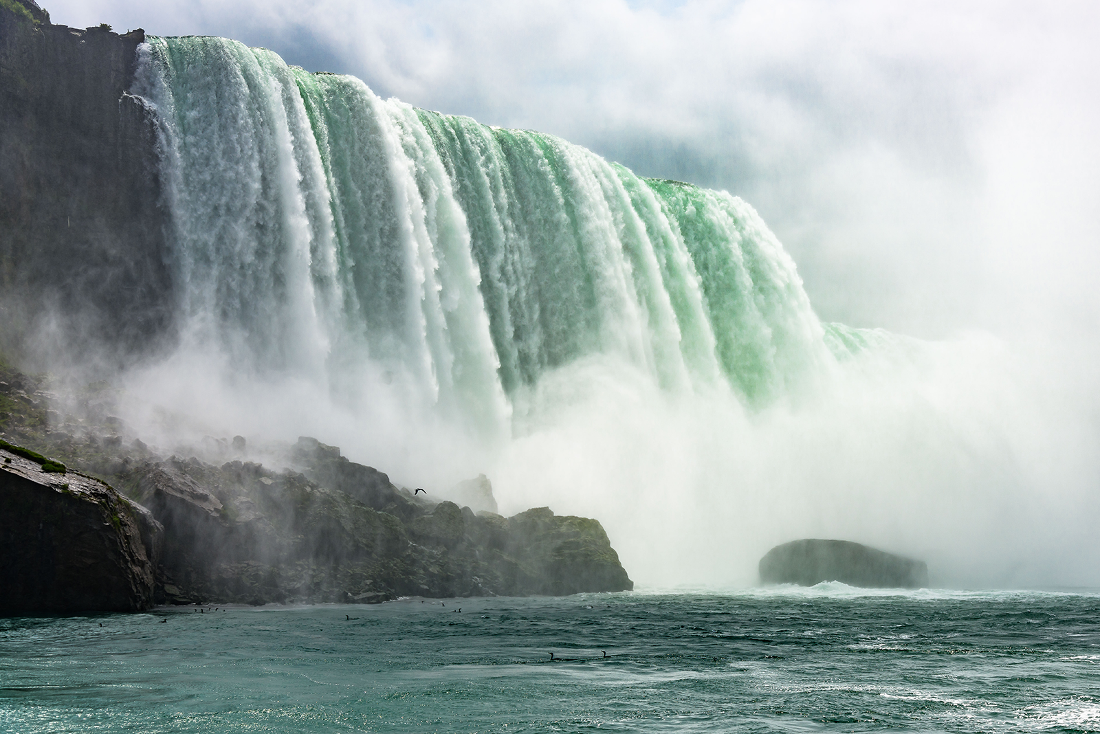 Mächtige Wassermassen und Gischt an den Horseshoe Falls der Niagarafälle