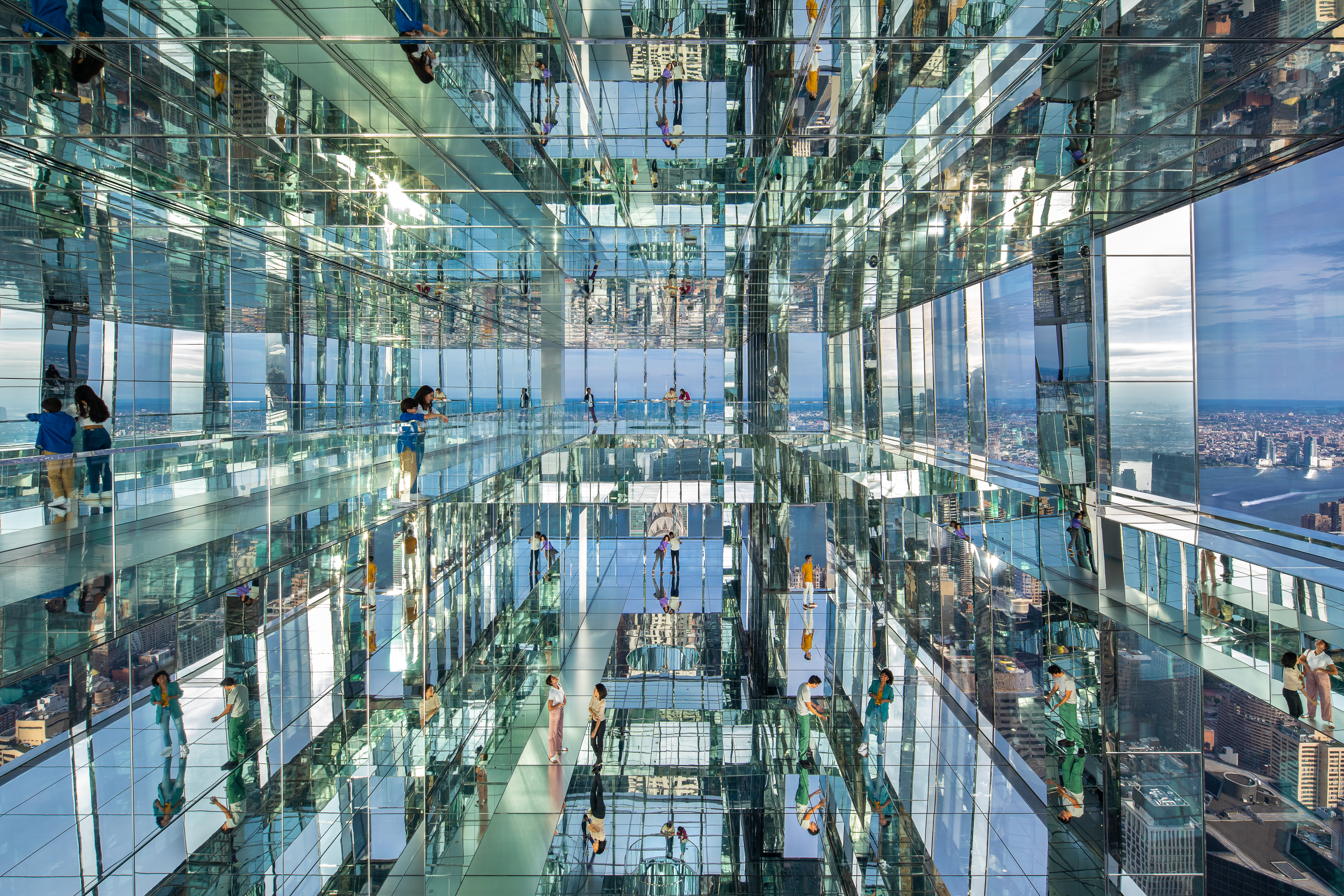 Transcendence im SUMMIT One Vanderbilt mit verspiegelten Wänden, Böden und Blick über New York