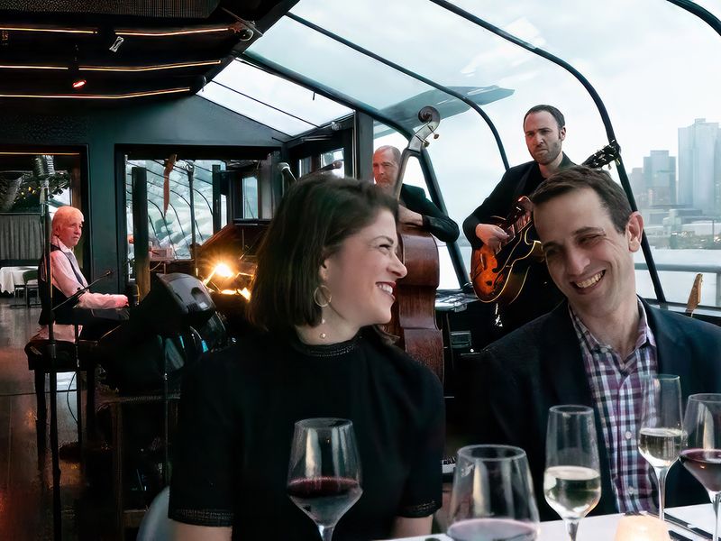 Gäste genießen eine Jazz-Schifffahrt mit Live-Band und Panoramablick auf die Skyline von New York.