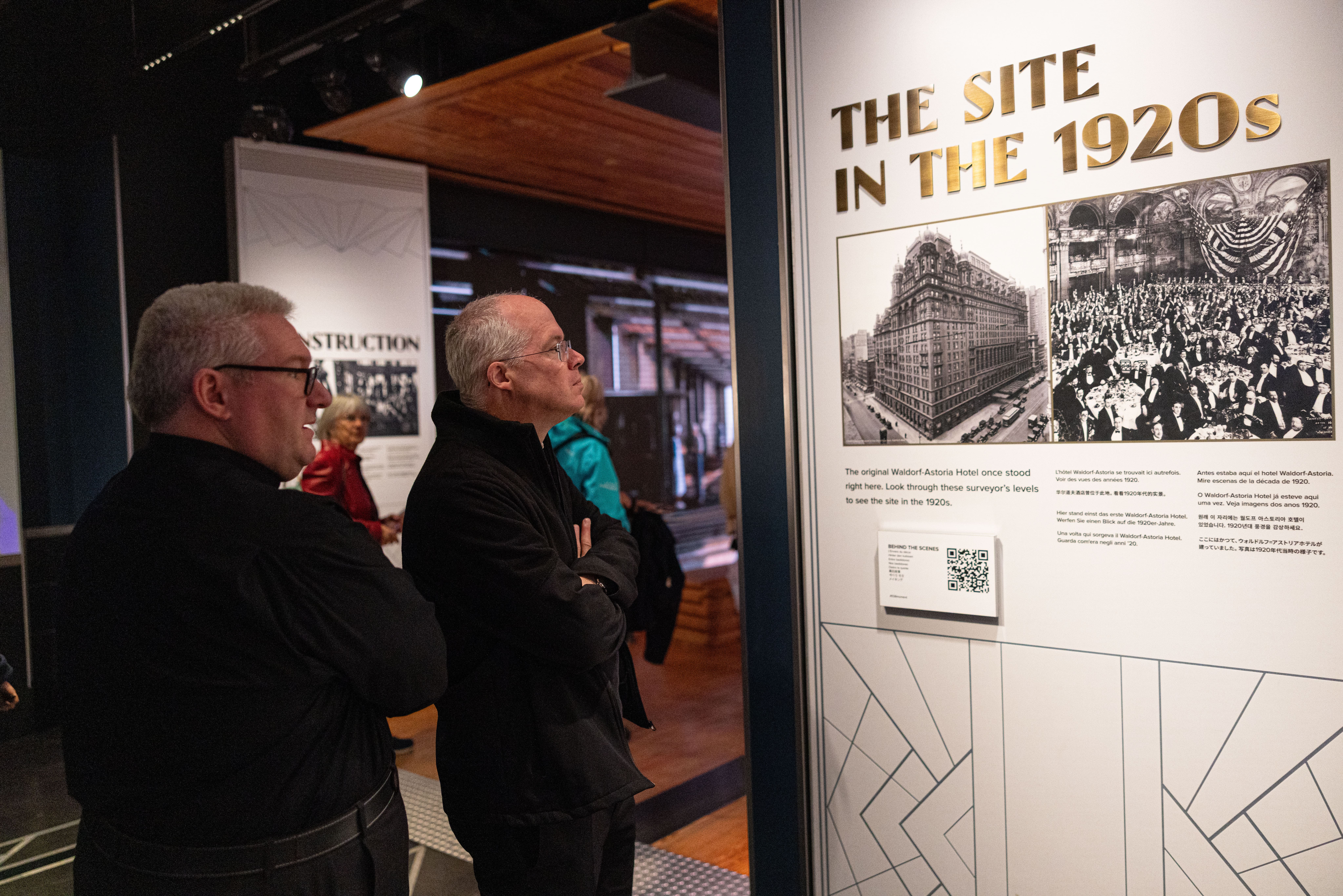 Besucher betrachten eine Ausstellung über den Standort des Empire State Buildings in den 1920er-Jahren