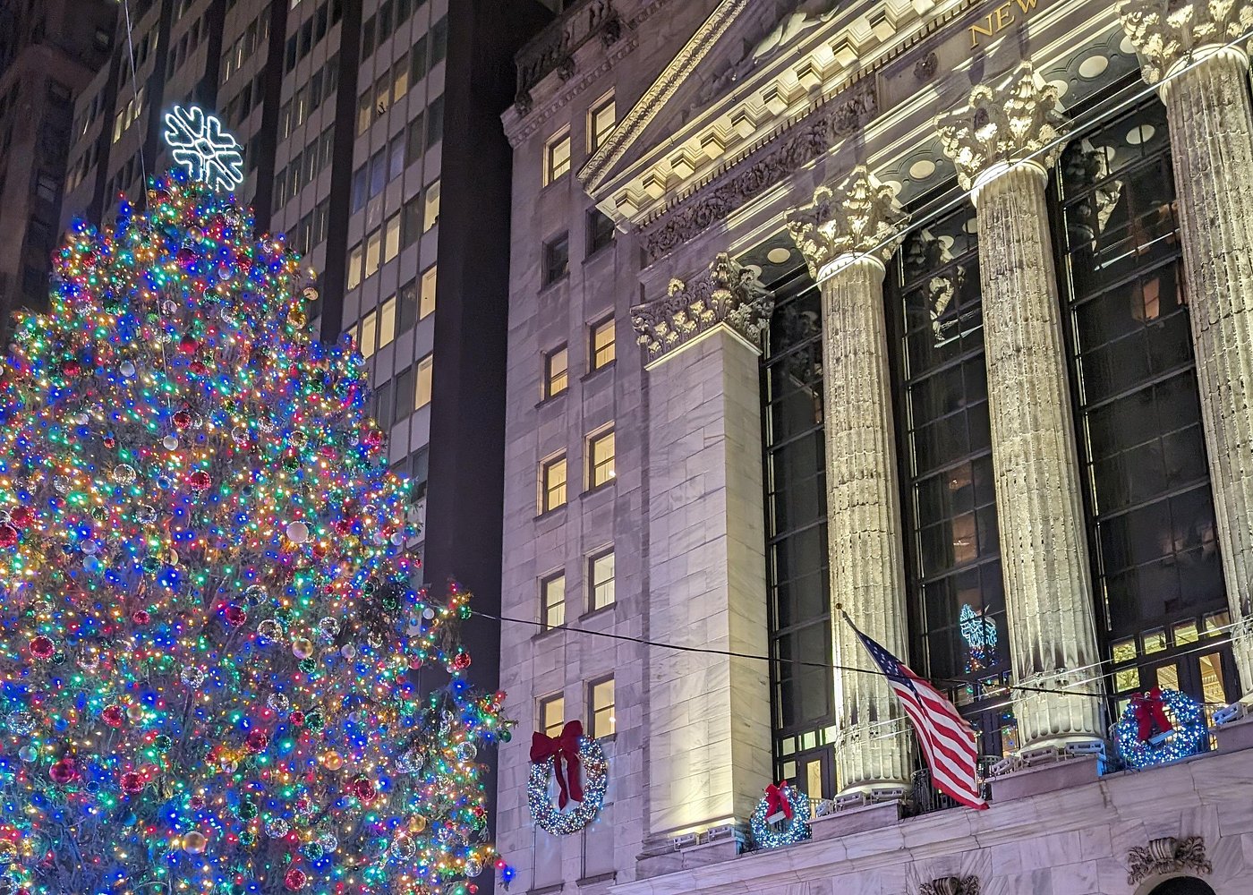 Bunt beleuchteter Weihnachtsbaum vor der New York Stock Exchange an der Wall Street in Manhattan.