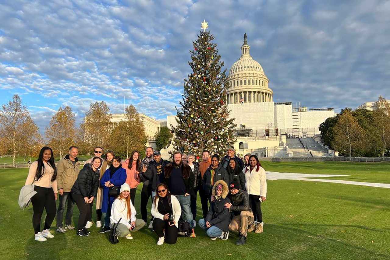 Reisegruppe vor dem US-Kapitol und Weihnachtsbaum in Washington D.C.