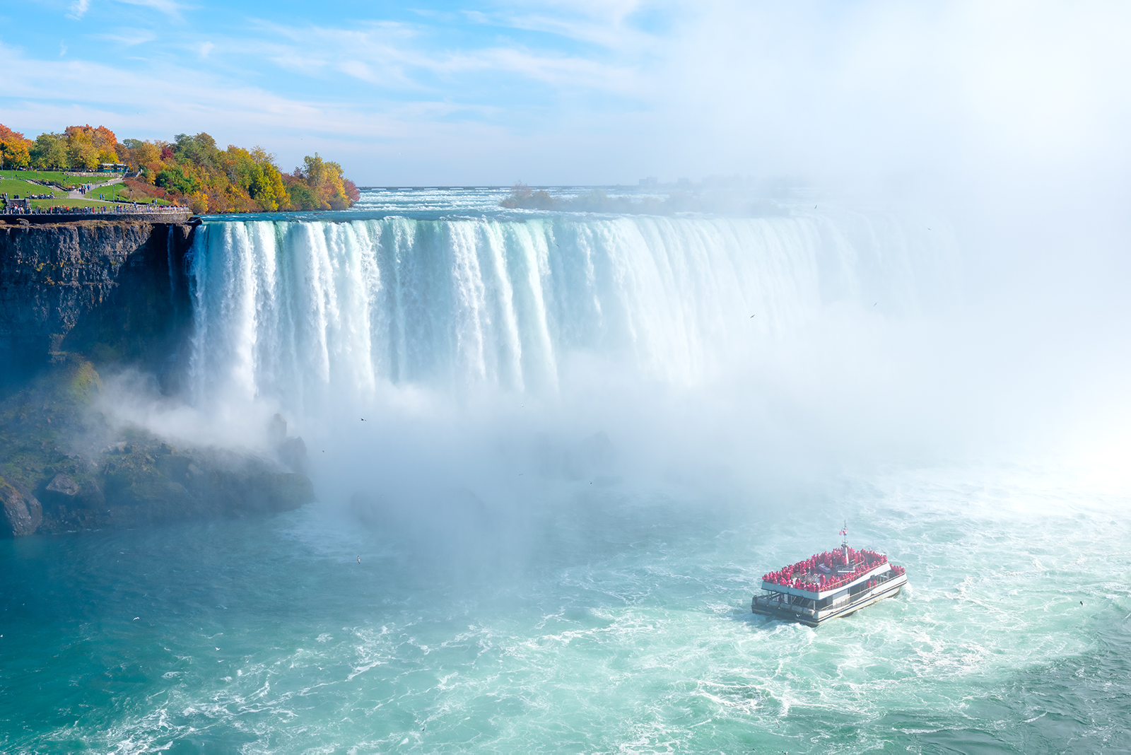 Ausflugsboot in der Gischt vor den mächtigen Horseshoe Falls der Niagarafälle