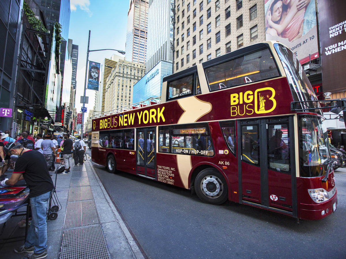 Big-Bus-New-York-Doppeldeckerbus mit Hop-on-Hop-off-Beschriftung tagsüber in Times Square