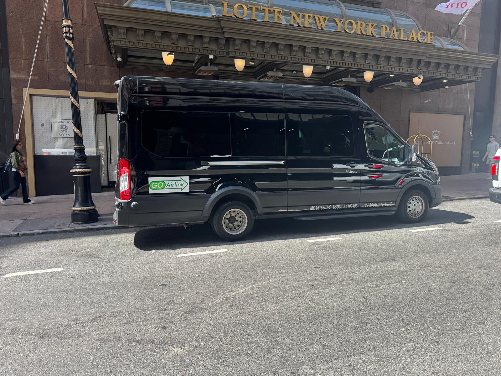 GO Airlink Van parkt vor dem Eingang des Lotte New York Palace Hotels in Manhattan