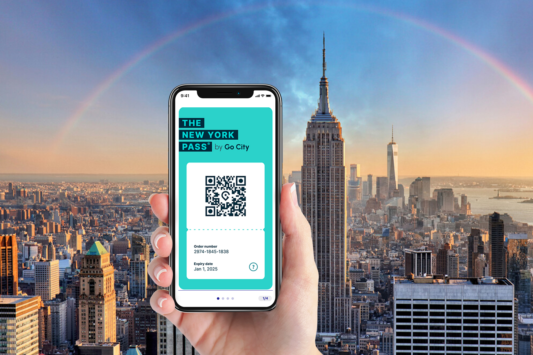 Smartphone mit digitalem New York Pass vor der Skyline von Manhattan und dem Empire State Building.