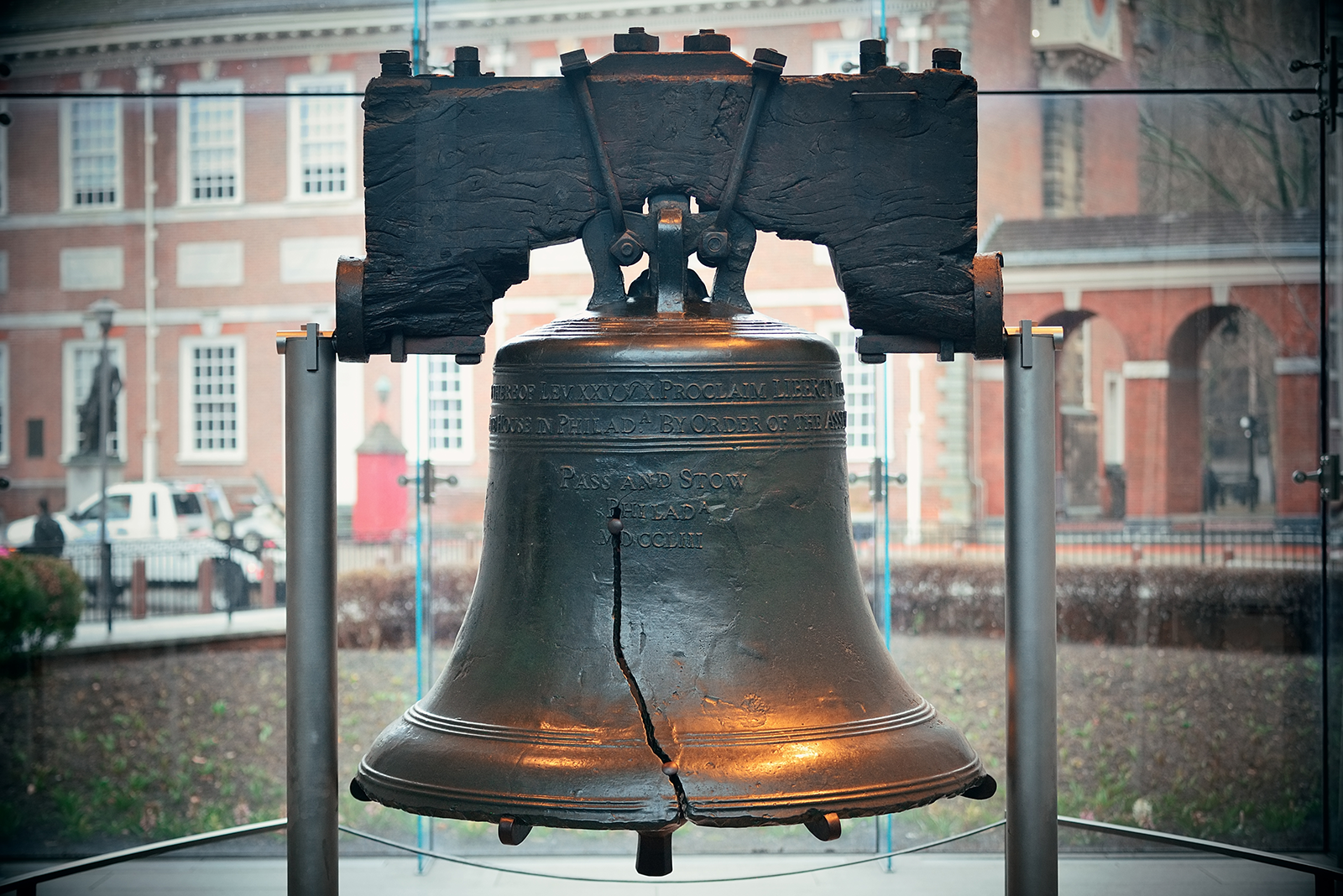 Historische Liberty Bell mit ihrem charakteristischen Riss im Liberty Bell Center in Philadelphia
